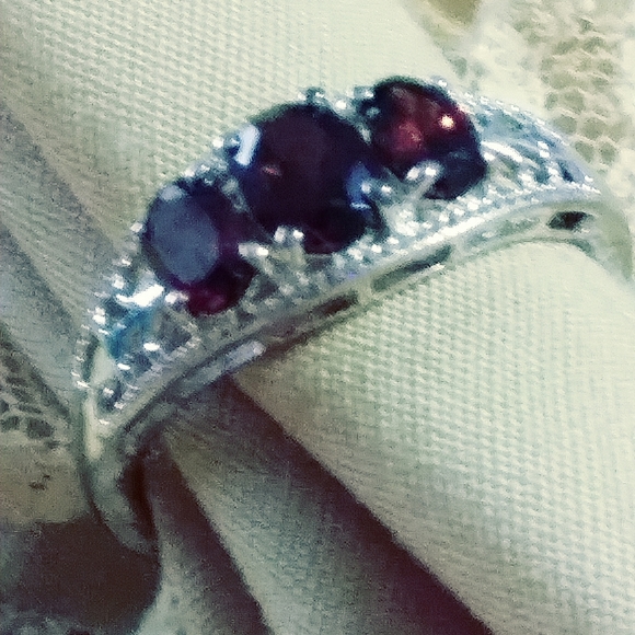 MEN'S - *RHODOLITE GARNET* AND STERLING RING. /SIZE 10. (R-1139625)